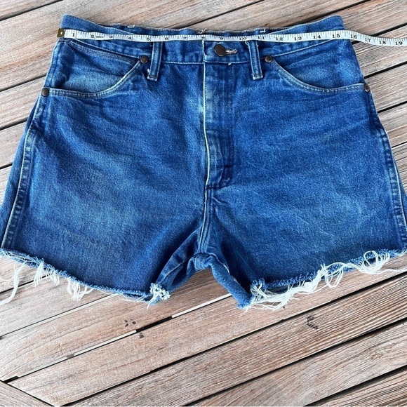 VTG Wrangler Frayed Denim Cutoff High Waist Shorts Sz 33 USA Made Pocket Patch - Picture 8 of 10